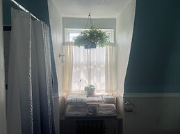 2Br Private Victorian Apartment in City Location on Half Acre Sleeps 5