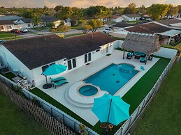 Maggie Home In Kendall - Pool And Tiki Bar