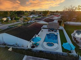 Maggie Home In Kendall - Pool And Tiki Bar