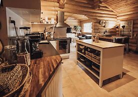 Fjordhygge, Cozy Log Retreat Near Sea & Forest - Sauna & Outdoor Livin