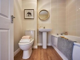 Room in Guest Room - Single Room in 3-bed Home, Full Kitchen, Shared B