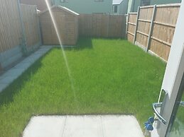 Room in Guest Room - Single Room in 3-bed Home, Full Kitchen, Shared B