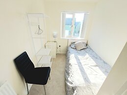 Room in Guest Room - Single Room in 3-bed Home, Full Kitchen, Shared B