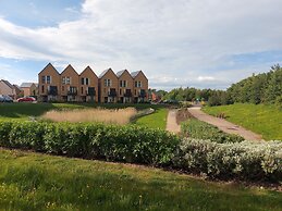 Room in Guest Room - Single Room in 3-bed Home, Full Kitchen, Shared B