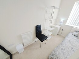 Room in Guest Room - Single Room in 3-bed Home, Full Kitchen, Shared B