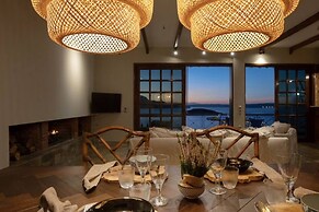 Luxury Seaview Apartment, 1min Walk From Beach!