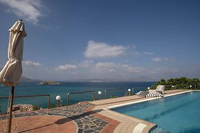 Luxury Seaview Apartment, 1min Walk From Beach!