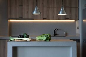 Luxury Seaview Apartment, 1min Walk From Beach!