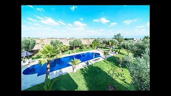 Villa With Heated Pool and Breakfast Included - by Feelluxuryholidays