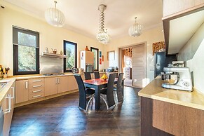 Villa With Heated Pool and Breakfast Included - by Feelluxuryholidays