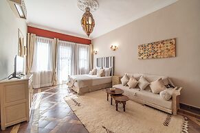 Villa With Heated Pool and Breakfast Included - by Feelluxuryholidays