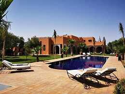 Villa With Heated Pool and Breakfast Included - by Feelluxuryholidays