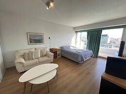 Studio Apartment on 13th Floor Above 9 de Julio Avenue
