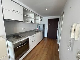 Studio Apartment on 13th Floor Above 9 de Julio Avenue