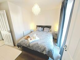 Room in Guest Room - Ensuite Double Room, Full Kitchen, in 3-bed Home