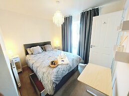 Room in Guest Room - Ensuite Double Room, Full Kitchen, in 3-bed Home
