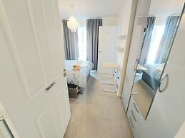 Room in Guest Room - Ensuite Double Room, Full Kitchen, in 3-bed Home