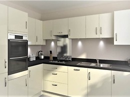 Room in Guest Room - Ensuite Double Room, Full Kitchen, in 3-bed Home