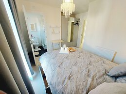 Room in Guest Room - Ensuite Double Room, Full Kitchen, in 3-bed Home