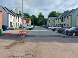 Room in Guest Room - Ensuite Double Room, Full Kitchen, in 3-bed Home