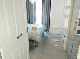 Room in Guest Room - Ensuite Double Room, Full Kitchen, in 3-bed Home