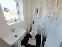 Room in Guest Room - Ensuite Double Room, Full Kitchen, in 3-bed Home