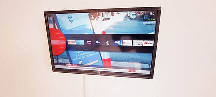 Room in Guest Room - Ensuite Double Room, Full Kitchen, in 3-bed Home