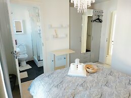 Room in Guest Room - Ensuite Double Room, Full Kitchen, in 3-bed Home
