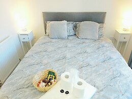 Room in Guest Room - Ensuite Double Room, Full Kitchen, in 3-bed Home