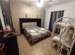 Villa 6 Beds Just Minutes From San Teodoro