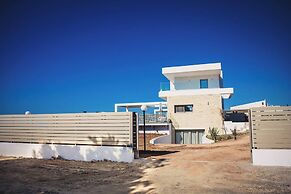 Starlight Villa Guro - 4bd, 4ba, 4min To Beach