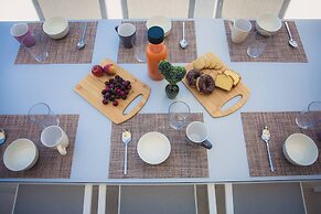 Starlight Villa Guro - 4bd, 4ba, 4min To Beach