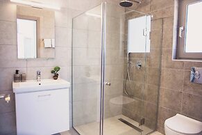 Starlight Villa Guro - 4bd, 4ba, 4min To Beach