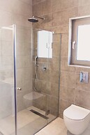 Starlight Villa Guro - 4bd, 4ba, 4min To Beach