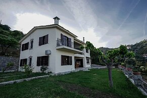 Sonia Rustic Mansion - 5bd 30 Sec Walk T