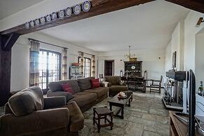 Sonia Rustic Mansion - 5bd 30 Sec Walk T