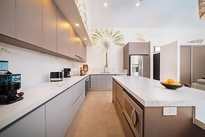 Duna Property - 2 Villas 2 Pools 7 Br Luxury Oasis Centrally Located