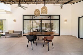 Duna Property - 2 Villas 2 Pools 7 Br Luxury Oasis Centrally Located