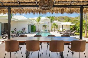 Duna Property - 2 Villas 2 Pools 7 Br Luxury Oasis Centrally Located