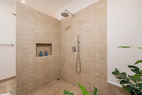 Duna Property - 2 Villas 2 Pools 7 Br Luxury Oasis Centrally Located