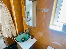 Cozy Nest - 2min To Beach, 6min Walk To