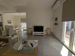 Vibrant City Oasis 2BR near Metaxourgeio