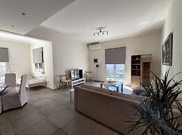 Vibrant City Oasis 2BR near Metaxourgeio