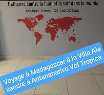 Room-the White-orange Bedroom With a ple