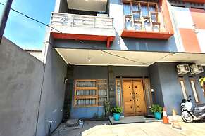 OYO 92725 Regol Srimahi Residence