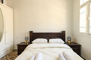 Vintage Charm 1BR Apt w Balcony & View