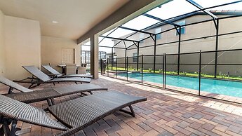 Special Rate Spacious Home With Private Pool!