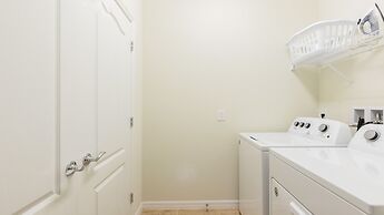 Special Rate Spacious Home With Private Pool!