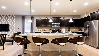 Special Rate Spacious Home With Private Pool!