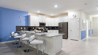 Resort-style Living Near Disney With Pool & Theate